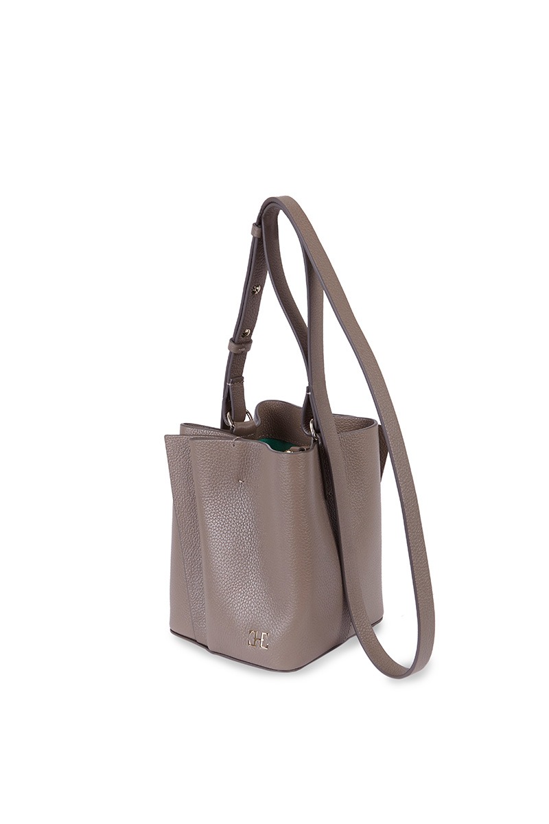 Drapé_Bucket_Mini_taupe_2 Bolso de piel taupe marca Heden modelo Bucket mini, colección Drape
