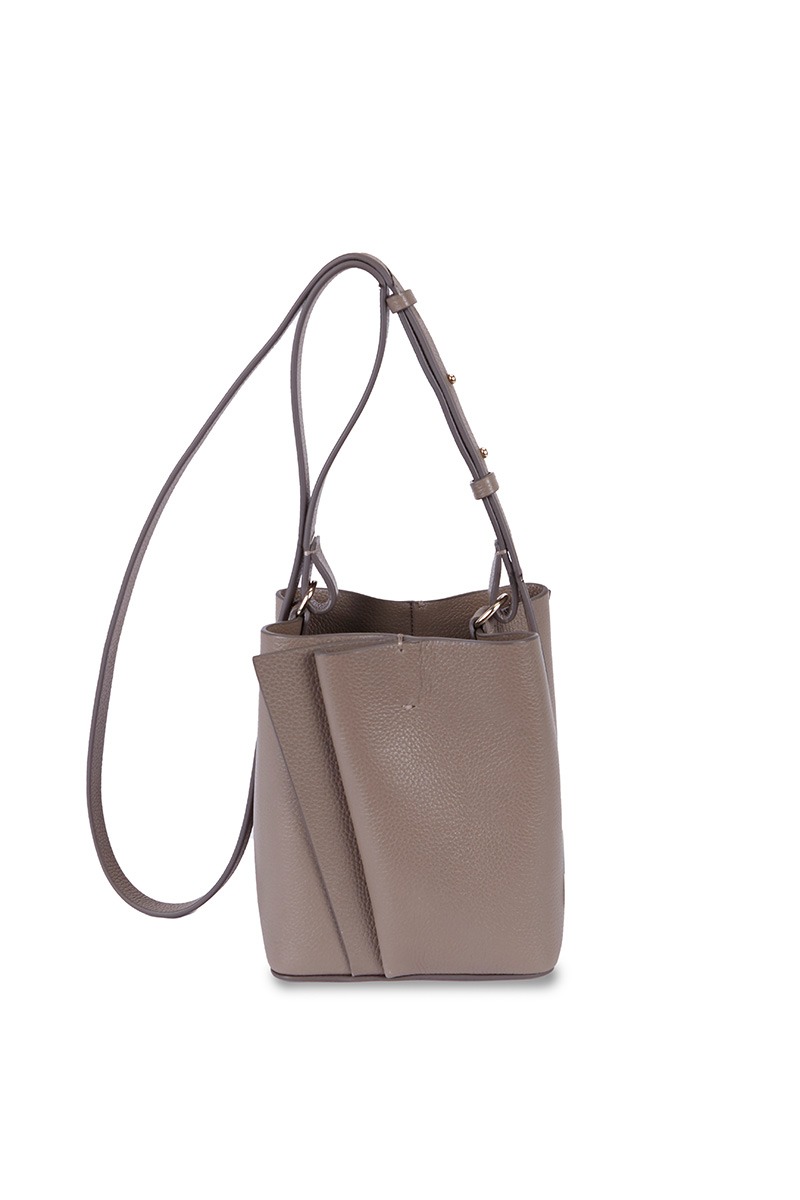Drapé_Bucket_Mini_taupe_3 Bolso de piel taupe marca Heden modelo Bucket mini, colección Drape