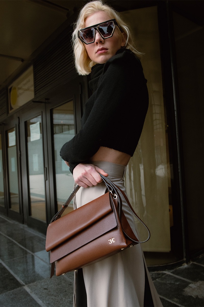 Drapé_Shadow_brown_modelo Bolso de piel marrón marca HedenBrand, colección Drape Shadow terracota