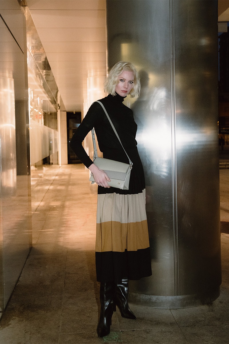 Drapé_Shadow_grey_modelo Mujer posando con Bolso de piel gris marca HedenBrand, colección Drape Shadow terracota