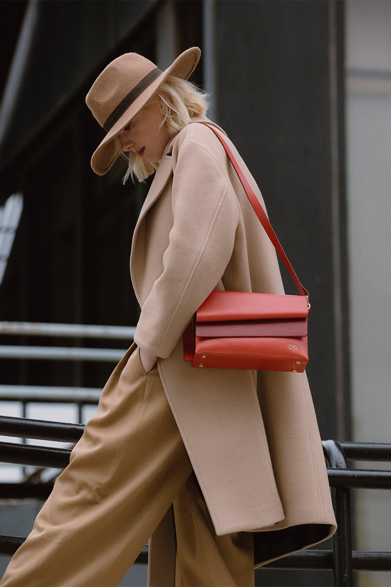 Drapé_Shadow_terracota_modelo Bolso de piel rojo marca HedenBrand, colección Drape Shadow terracota