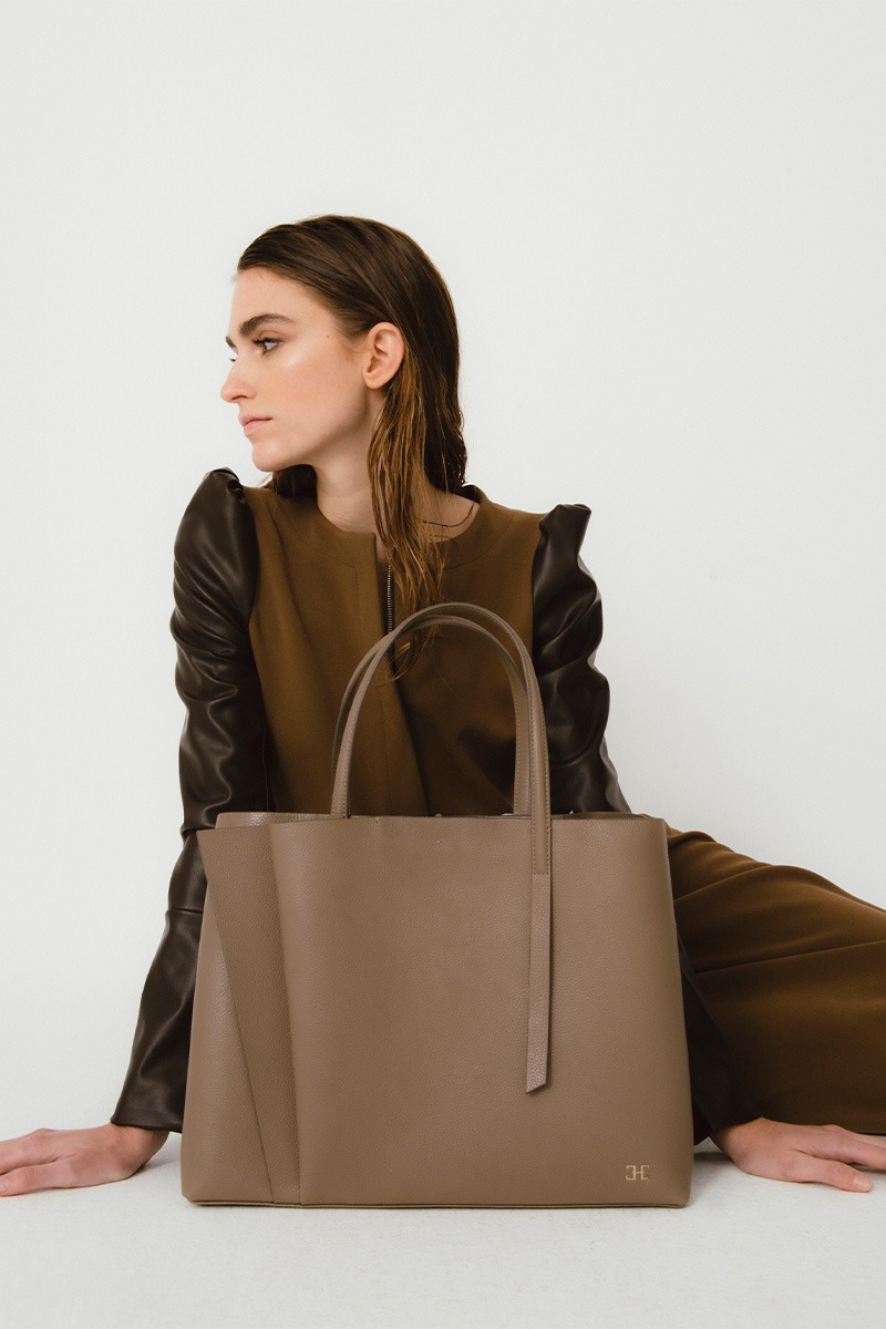 Drapé_Tote_Taupe_modelo