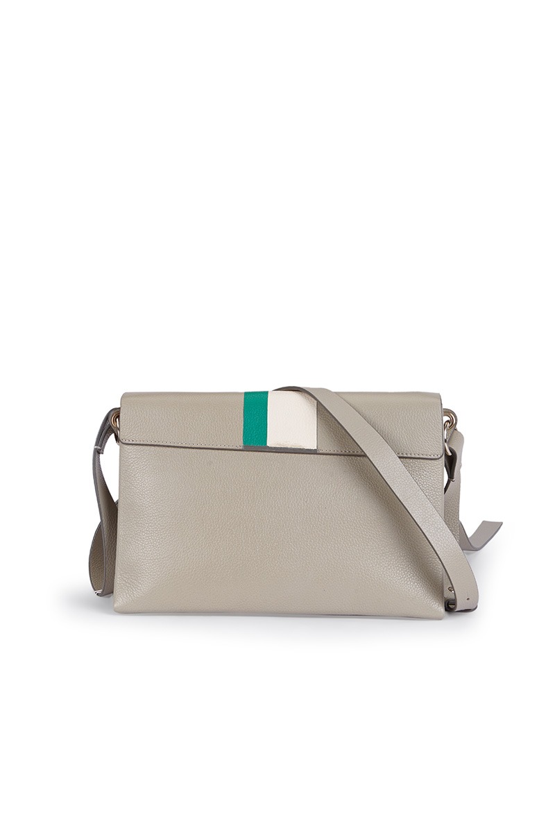 Drapé_graphic_grey_3 Bolso de piel gris, con una banda vertical blanca y verde, de la colección Drape Graphic