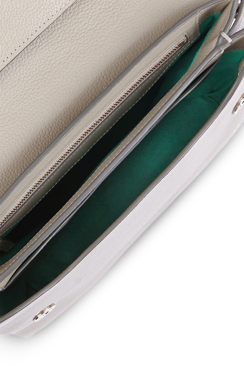 Drapé_graphic_grey_4 Bolso de piel gris, con una banda vertical blanca y verde, de la colección Drape Graphic