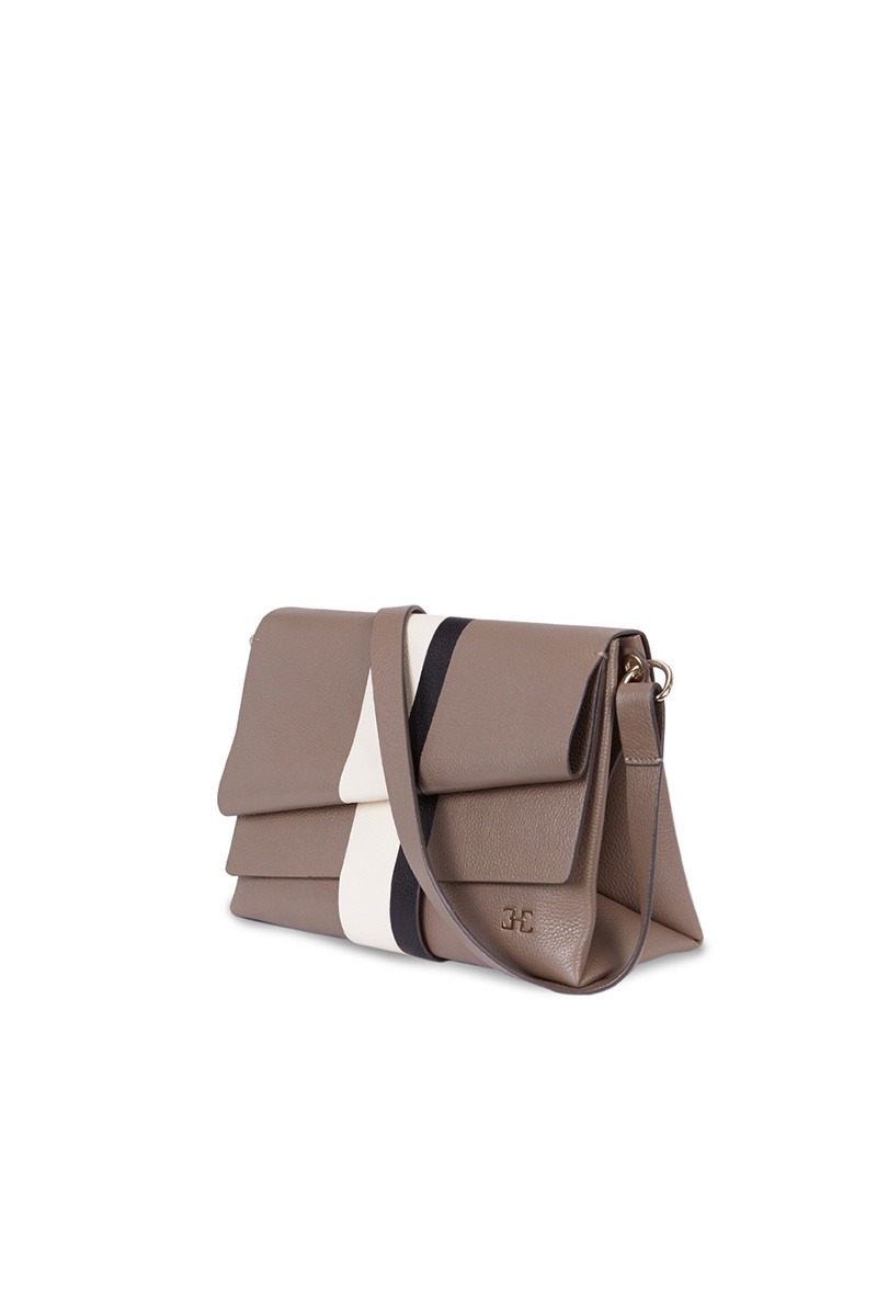 Bolso de piel marrón con banda vertical blanca y negra marca HedenBrand, colección Drape Graphic terracota