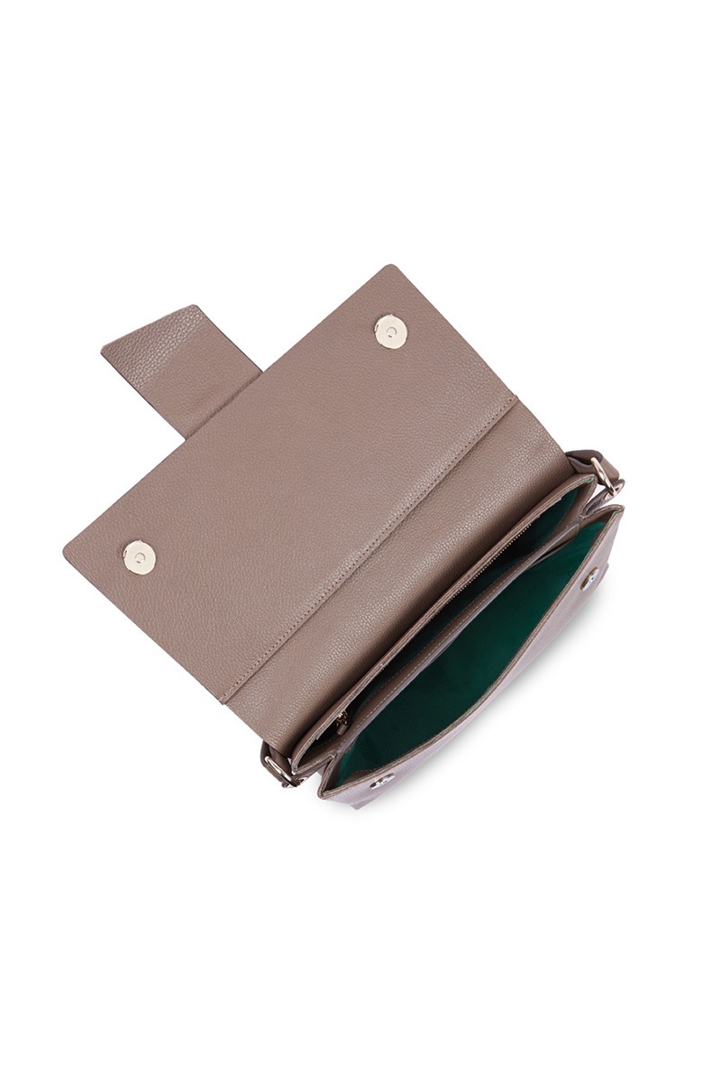 Bolso de piel marrón con banda vertical blanca y negra marca HedenBrand, colección Drape Graphic terracota