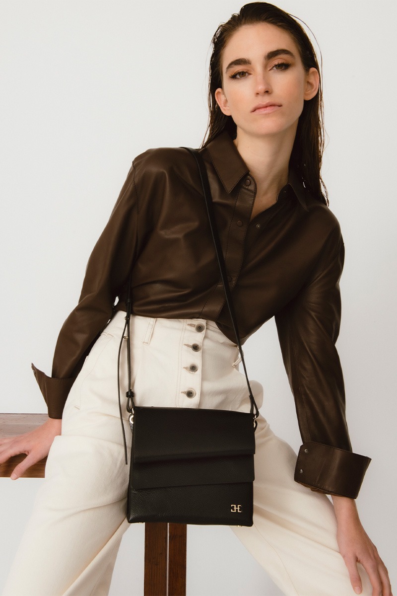 Mujer posando con Bolso de piel negro marca HedenBrand, colección Drape Shoulder Square PM