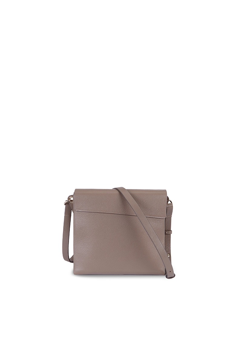 Drapé_Shoulder_RectangularPM_SQUARE_Taupe_3 Bolso de piel gris marca HedenBrand, colección Drape Shoulder Square PM
