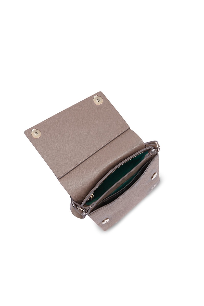 Drapé_Shoulder_RectangularPM_SQUARE_Taupe_4 Bolso de piel gris marca HedenBrand, colección Drape Shoulder Square PM