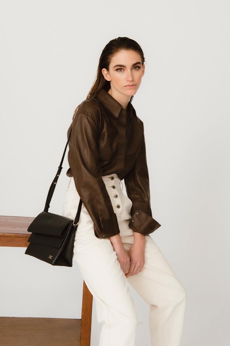 Drapé_Shoulder_RectangularPM_SQUARE_Taupe_modelo Mujer posando con Bolso de piel negro marca HedenBrand, colección Drape Shoulder Square PM