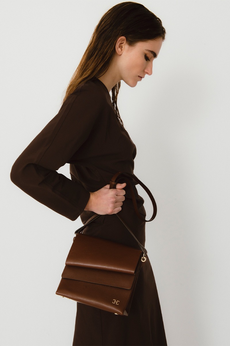 Drapé_Shoulder_RectangularPM_SQUARE_Terracota_modelo Bolso de piel marrón marca HedenBrand, colección Drape Shoulder Square PM